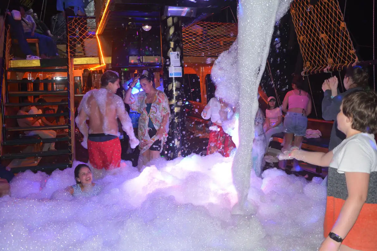 Alanya: Sunset Party Boat w/ Dinner & Unlimited Drinks 5