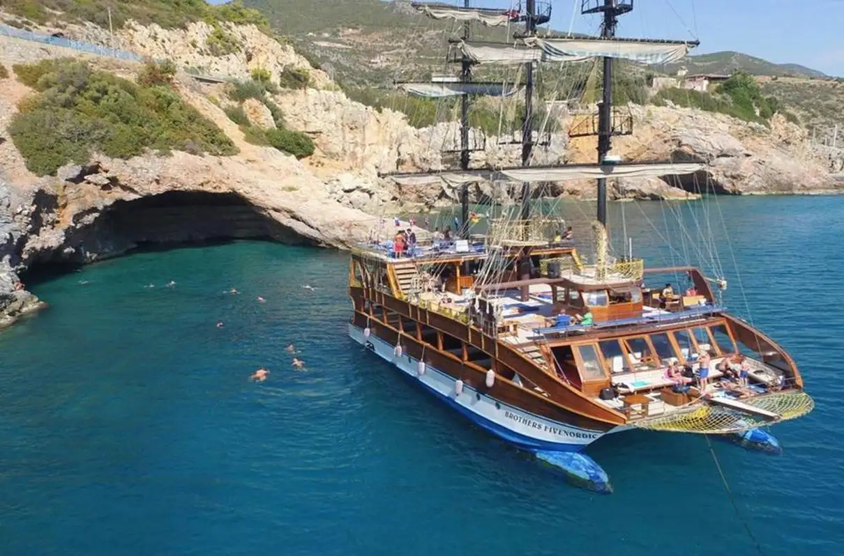 Alanya: Catamaran Boat Tour with Snorkeling with Lunch