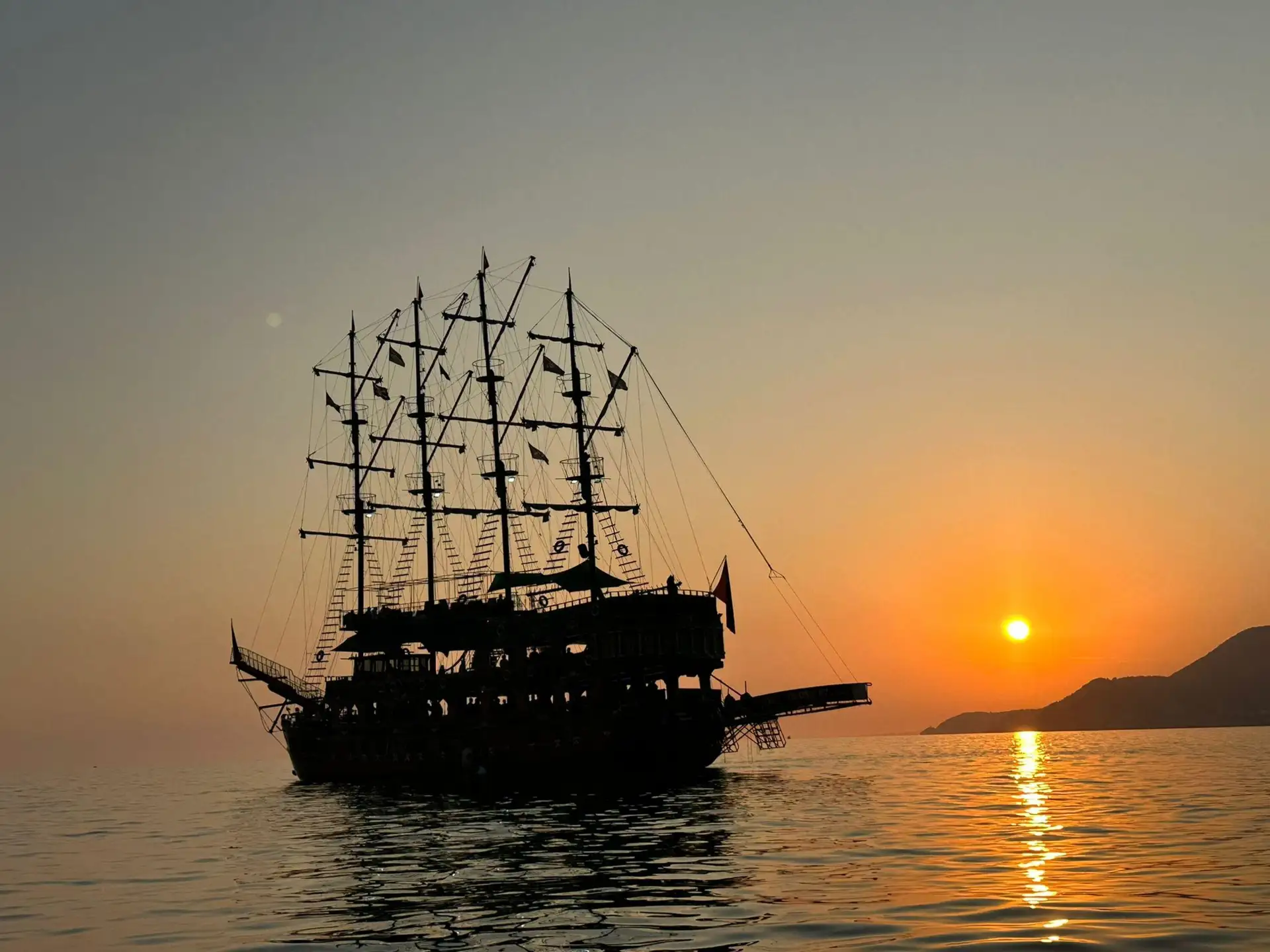Alanya: Sunset Party Boat w/ Dinner & Unlimited Drinks