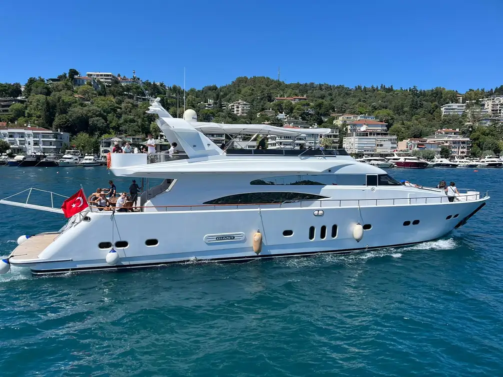 Istanbul: Private Bosphorus Dinner Cruise on a Luxury Yacht