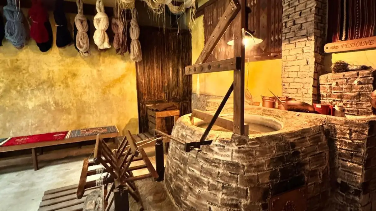 Istanbul: Turkish Carpet History and Weaving Experience 2